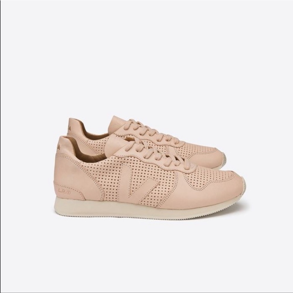 Veja Bastille Leather Sneakers in Blush Pink 
Size 39/ US 8
VG Used Condition